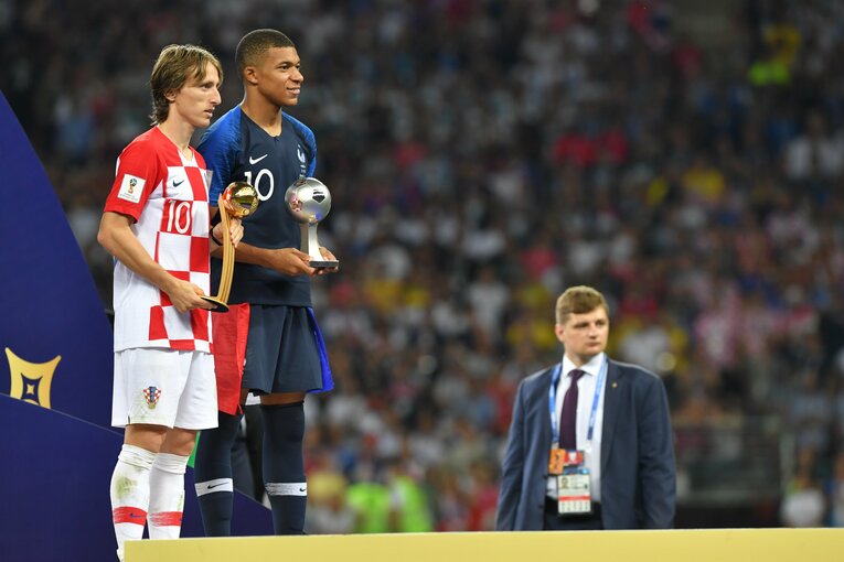 ロシアW杯のモドリッチとエムバペ　©Takuya Sugiyama/JMPA