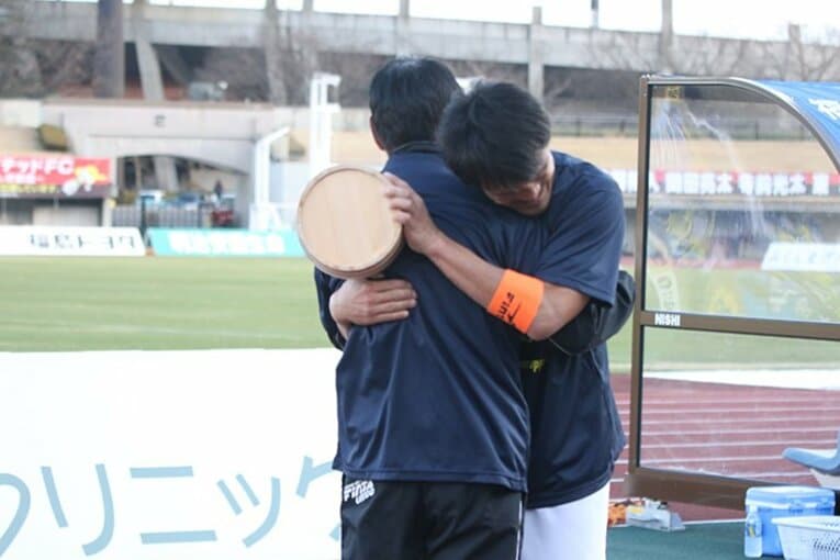 布先生が教え子と交わした熱い抱擁。群馬J2昇格の裏に市船の師弟関係。(3)