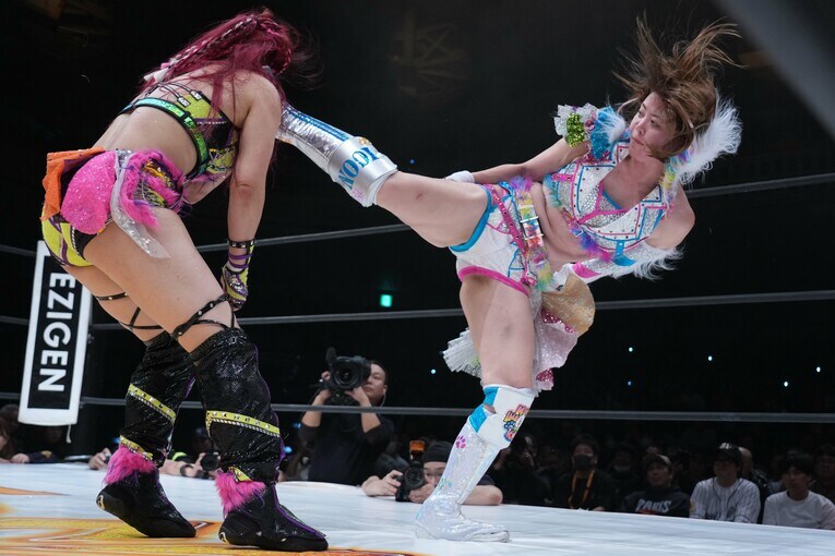 スーパーキックを叩き込む岩谷麻優　©Essei Hara