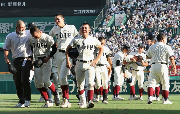 涙に暮れる前田ら大阪桐蔭ナイン　©JIJI PRESS