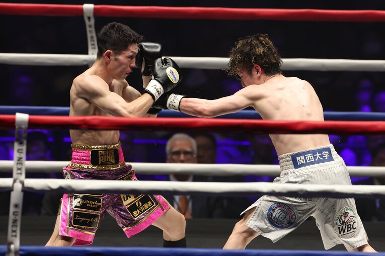 寺地のパンチにも距離をとってガードする阿久井　©︎Naoki Kitagawa