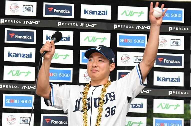5月17日オリックス戦で初勝利を挙げた山田陽翔は話題の「クソデカネックレス」を首からかけて笑顔を見せる ／ photograph by SANKEI SHIMBUN