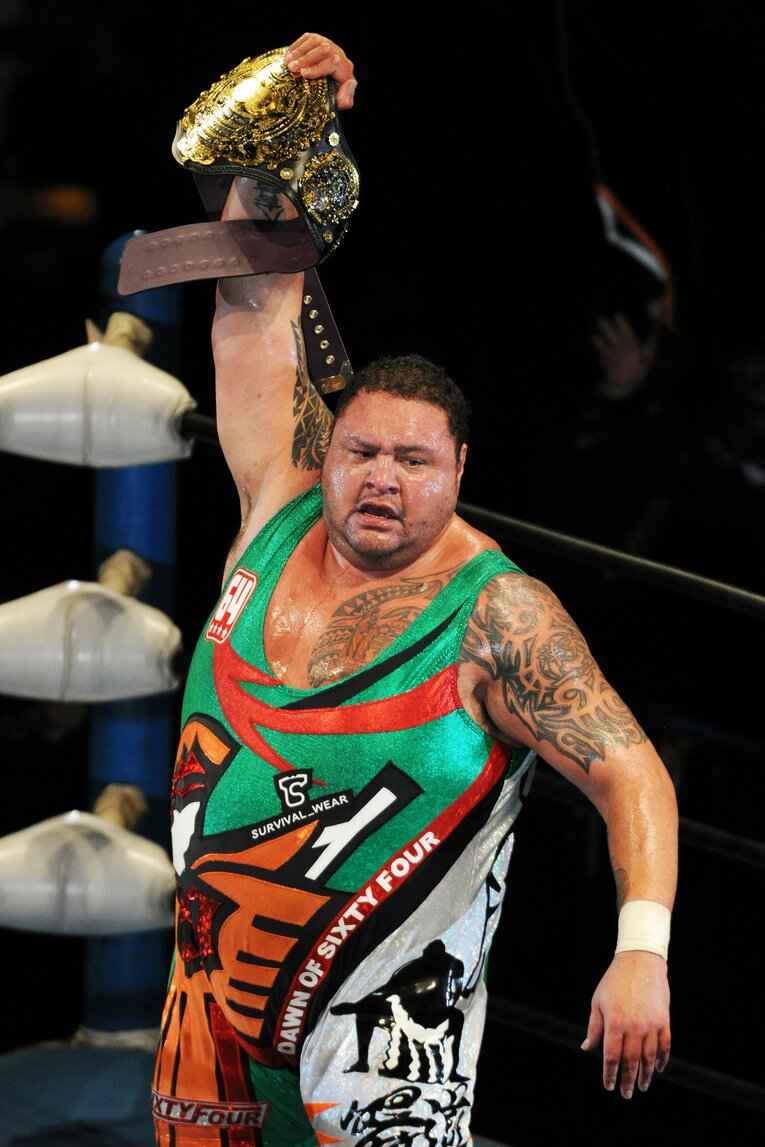 三冠ヘビー級王座を奪取した曙　©Masashi Hara