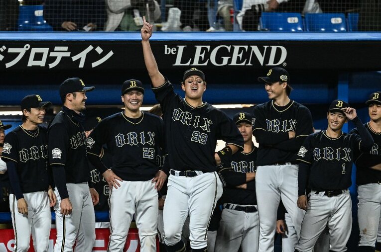 日本シリーズMVPに選ばれ右腕を突き上げる杉本。後ろの広告看板の通り「レジェンド」になった？！ ／ photograph by Nanae Suzuki