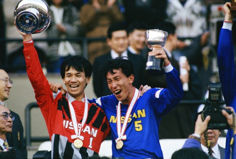 天皇杯を制した日産自動車時代の柱谷哲二（右）と松永成立（1992年1月1月）©︎Shinichi Yamada/AFLO