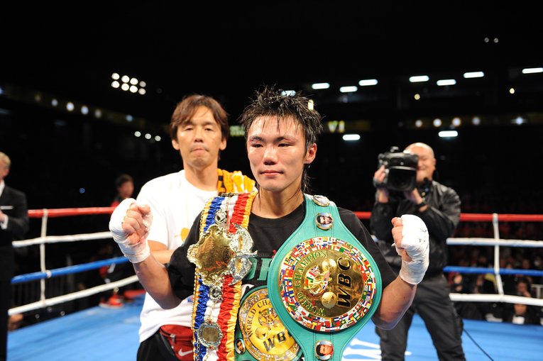 五十嵐俊幸（右）と葛西裕一トレーナー（WBCライト級世界戦、2012年）　©Mikio Nakai/AFLO