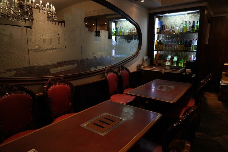 『一番館』の店内。手前のテーブルの壁側が猪木の定位置だった