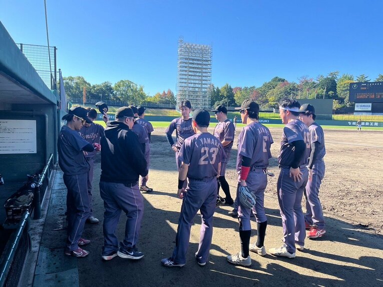 現在、児童福祉に携わる町田さん。野球教室にも携わっている（全6枚中の5枚目）　※町田さん提供