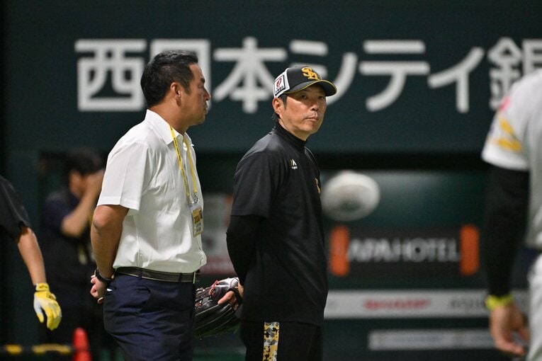6月12日の試合前に…小久保裕紀監督とOB・松中信彦　©Hideki Sugiyama