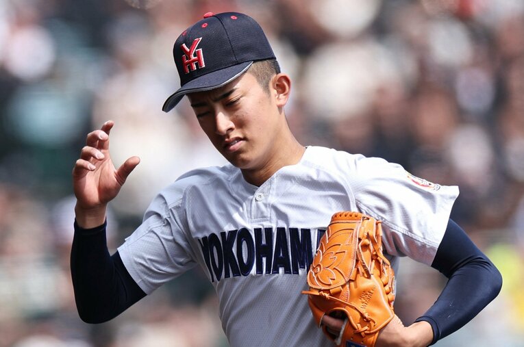 センバツ初戦で敗れた横浜のエース・織田翔希。1年時から注目を集めた大器に起こった異変とは何だったのか ／ photograph by JIJI PRESS
