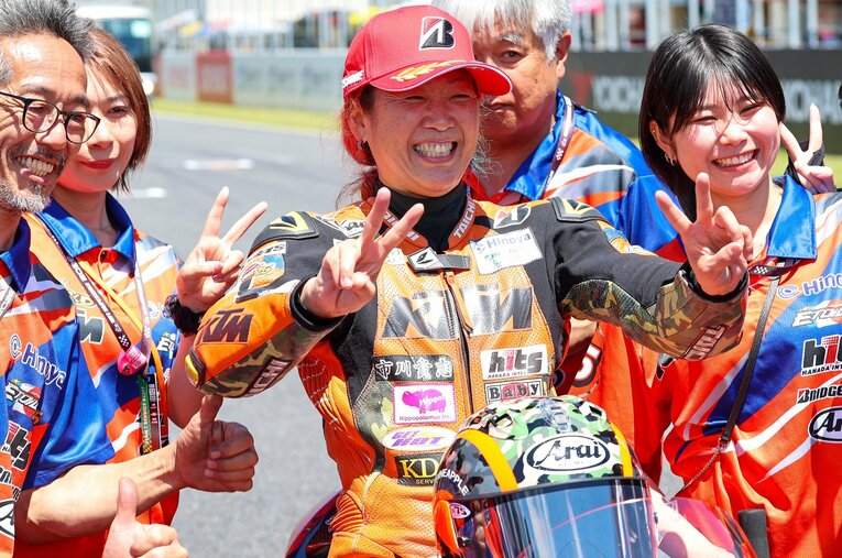 女性ライダーとして初の快挙を成し遂げた高杉 ／ photograph by Satoshi Endo