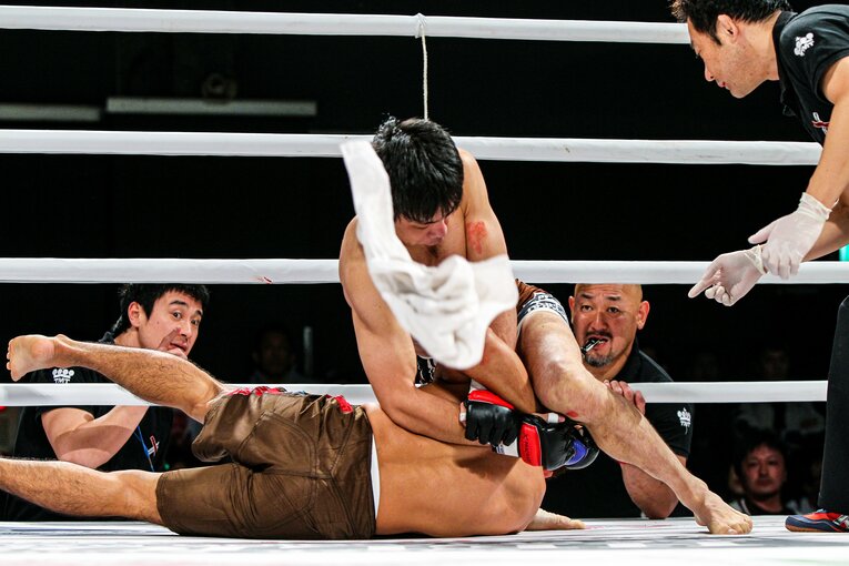 相手陣営がタオルを投入しTKO勝ち　©Susumu Nagao