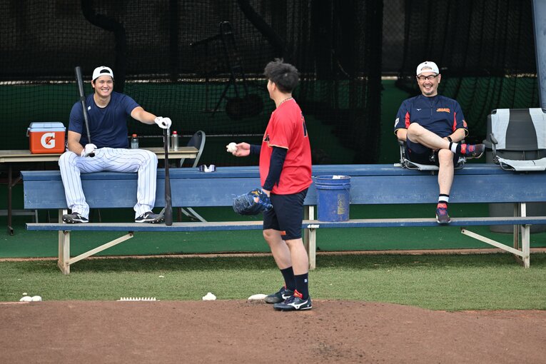 大谷翔平と大勢の投球練習を見守る吉井監督　©︎Naoya Sanuki