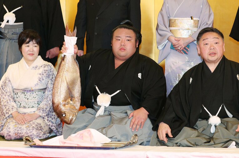 大関昇進を遂げた貴景勝（中央、現湊川親方）。右が常盤山親方（当時は千賀ノ浦親方）、左がおかみのルミコさん ©JIJI PRESS