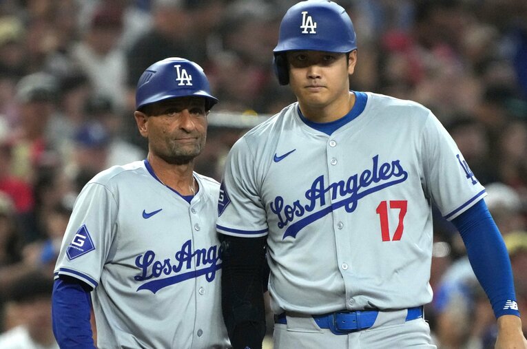 ドジャース大谷翔平とディノ・エベル三塁コーチ。エンゼルス1年目（2018年）から大谷を知るエベルコーチが独占取材に応じた ／ photograph by AFLO
