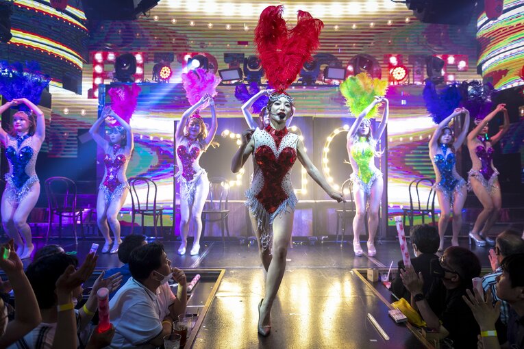 圧倒的な歌唱力で存在感を放ち、バーレスク東京のリーダーも務めるMiiさん