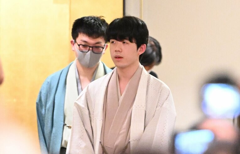 2023年王座戦第4局。終局後の大盤解説会場にて　©Keiji Ishimawa　