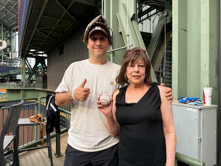 【番記者が撮った“テレビに映らない”大谷＆ドジャース写真】大谷のホームランボールをキャッチした親子。なんとエンゼルス時代に続き2度目とか　©Naoyuki Yanagihara