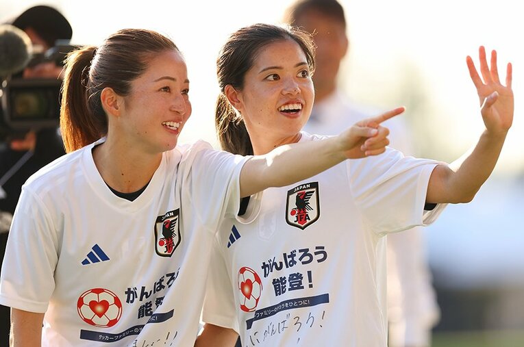 清水梨紗と長谷川唯。10代の頃から世界で戦い続ける2人だからこその関係は、パリ五輪の舞台でも垣間見えた　©Naoki Morita/AFLO