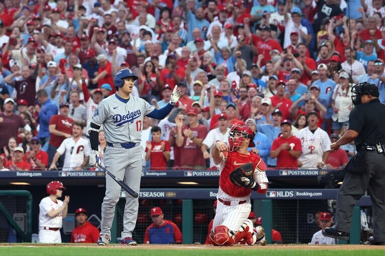 4万5000人の満員の観衆が随所で大谷にブーイングを浴びせる　©Getty Images