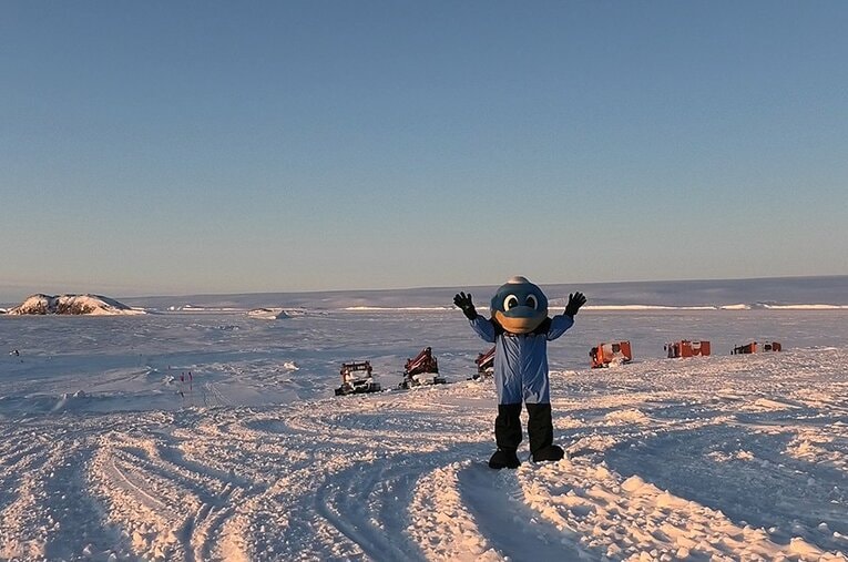 南極から始球式に臨む予定のふろん太 ／ photograph by National Institute of Polar Research＆Kawasaki Frontale