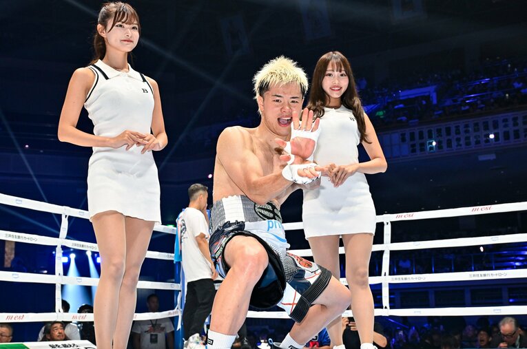 WBA世界バンタム級4位のロドリゲスに3回TKO勝利を収め、かめはめ波のポーズをとる那須川天心 ／ photograph by Hiroaki Yamaguchi