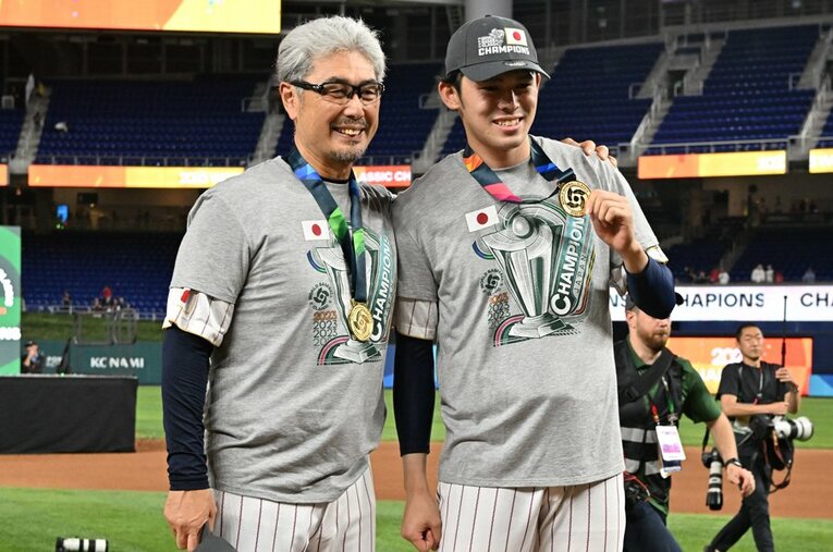 佐々木朗希を1年目から見守ってきたロッテ吉井理人監督。侍ジャパンでは投手コーチとして、怪物の世界デビューを見届けた　©Naoya Sanuki