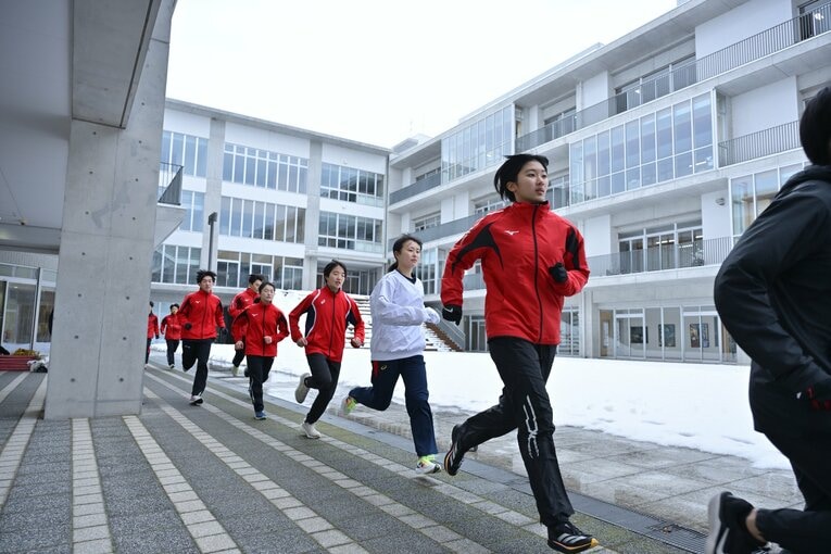 雪の影響もあり、冬場は屋根のある敷地内を走ることも　©Hideki Sugiyama