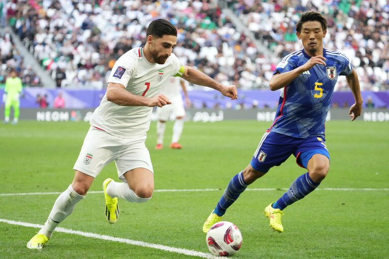 イランのアリレザ・ジャハンバフシュと、マークにつく守田英正　©Masashi Hara