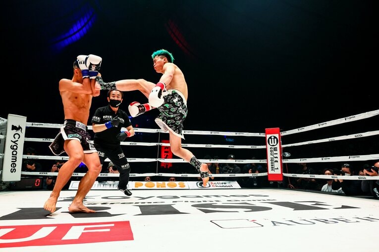 第1ラウンド開始直後に跳び蹴りを放つなど、自ら圧力をかけた那須川　©Susumu Nagao