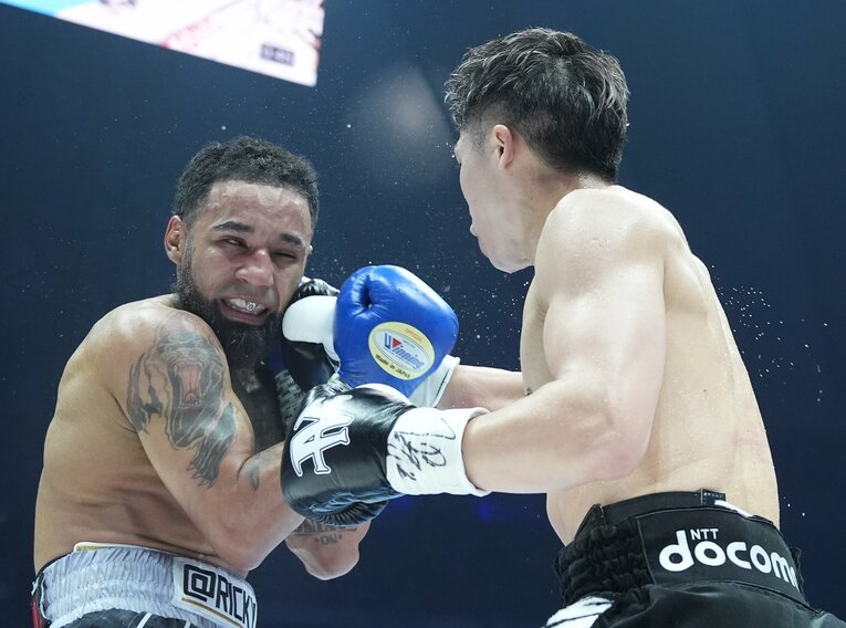 次第にギアを上げ、ネリを圧倒する井上尚弥　©Naoki Fukuda