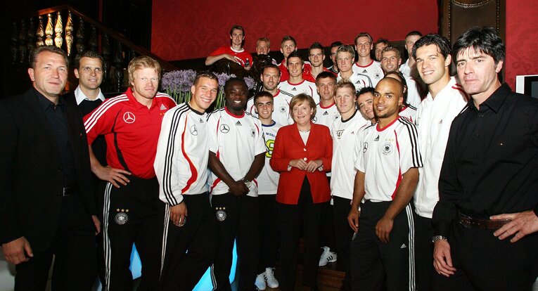 ドイツ代表チームのもとを訪れて激励するメルケル元首相（2006年）©︎Getty Images