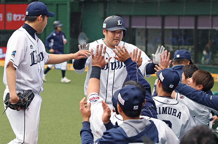 日本一を知る西武・中村剛也の意地。「本塁打狙い、変えるつもりはない」<Number Web> photograph by Kyodo News