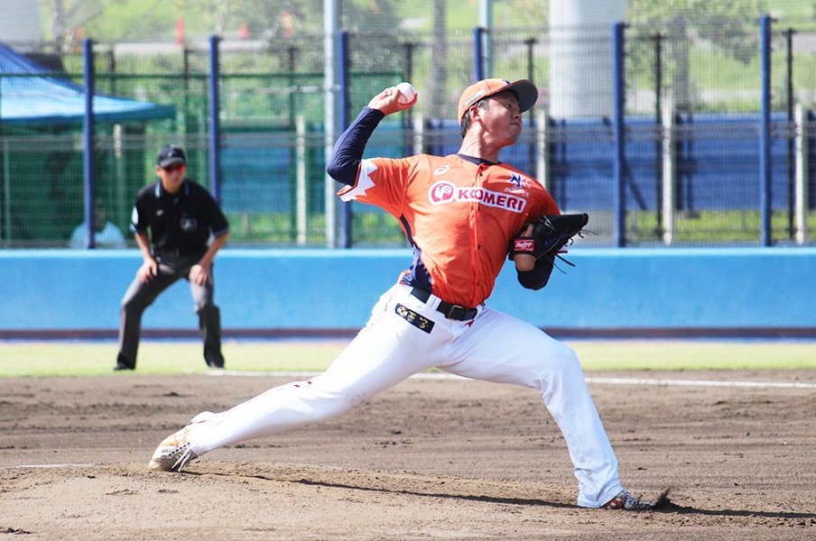 新潟でドラフト指名を待つ長身右腕。今年で24歳、即戦力にならなければ。<Number Web> photograph by Yu Takagi