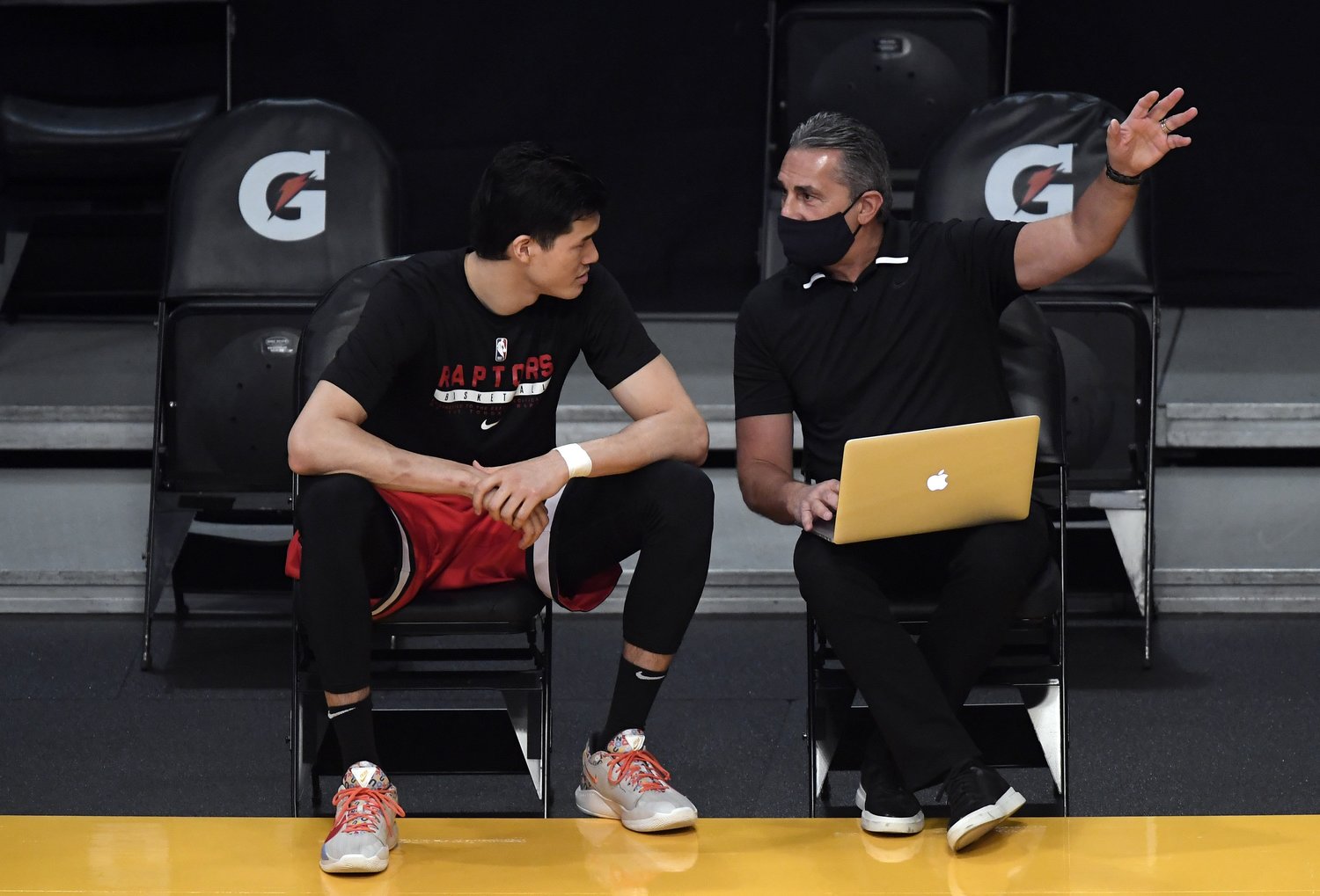渡邊雄太にアドバイスを送るラプターズ時代のセルジオ・スカリオロ　©︎Getty Images