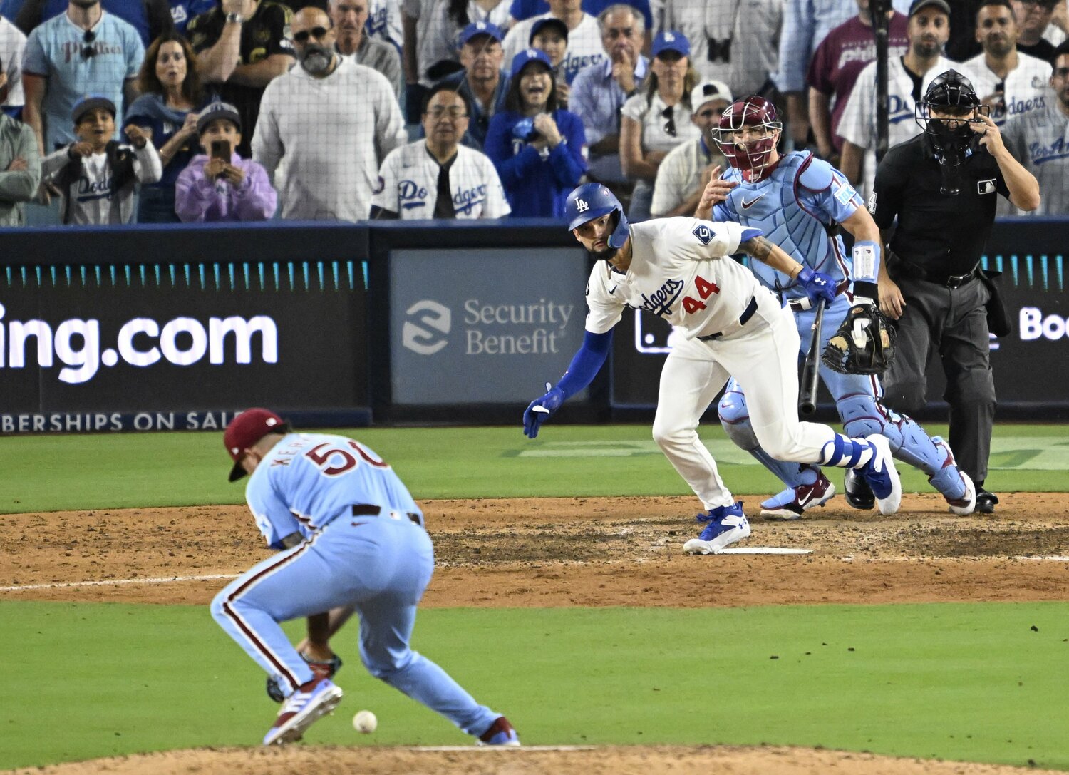 ドジャース・パヘズの投ゴロに慌てたカーカリングのエラーで決着がついた　©Getty Images