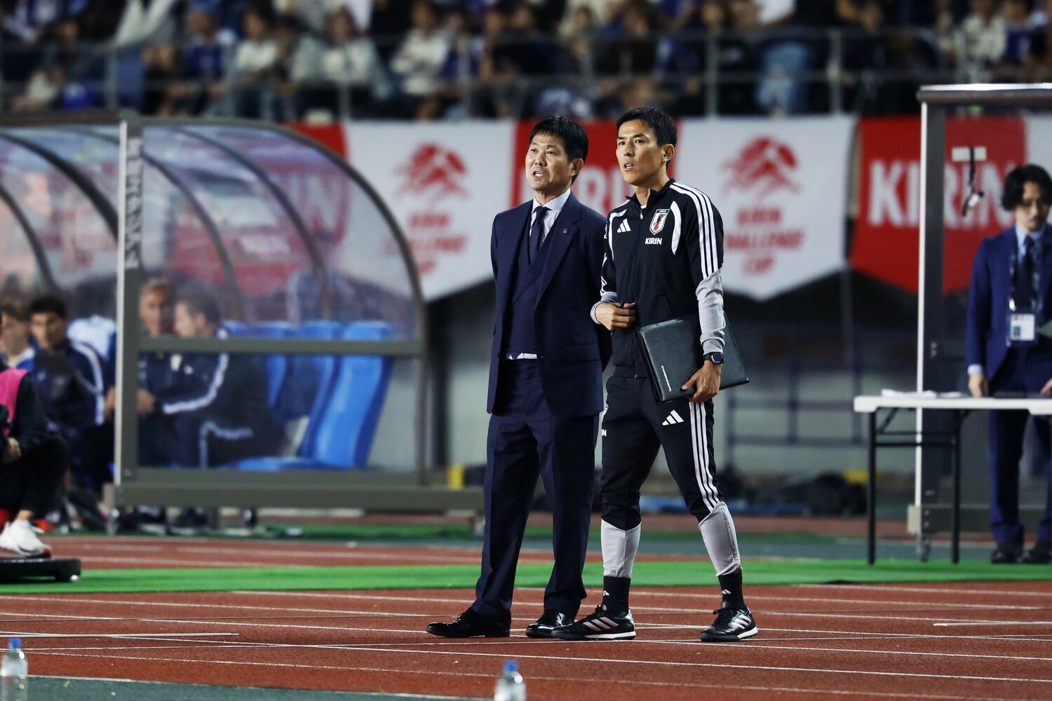 森保監督とコミュニケーションを取る長谷部コーチ　©Daisuke Nakashima/AFLO