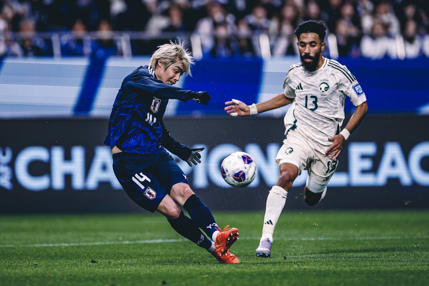 伊東の左足シュート　©Kiichi Matsumoto