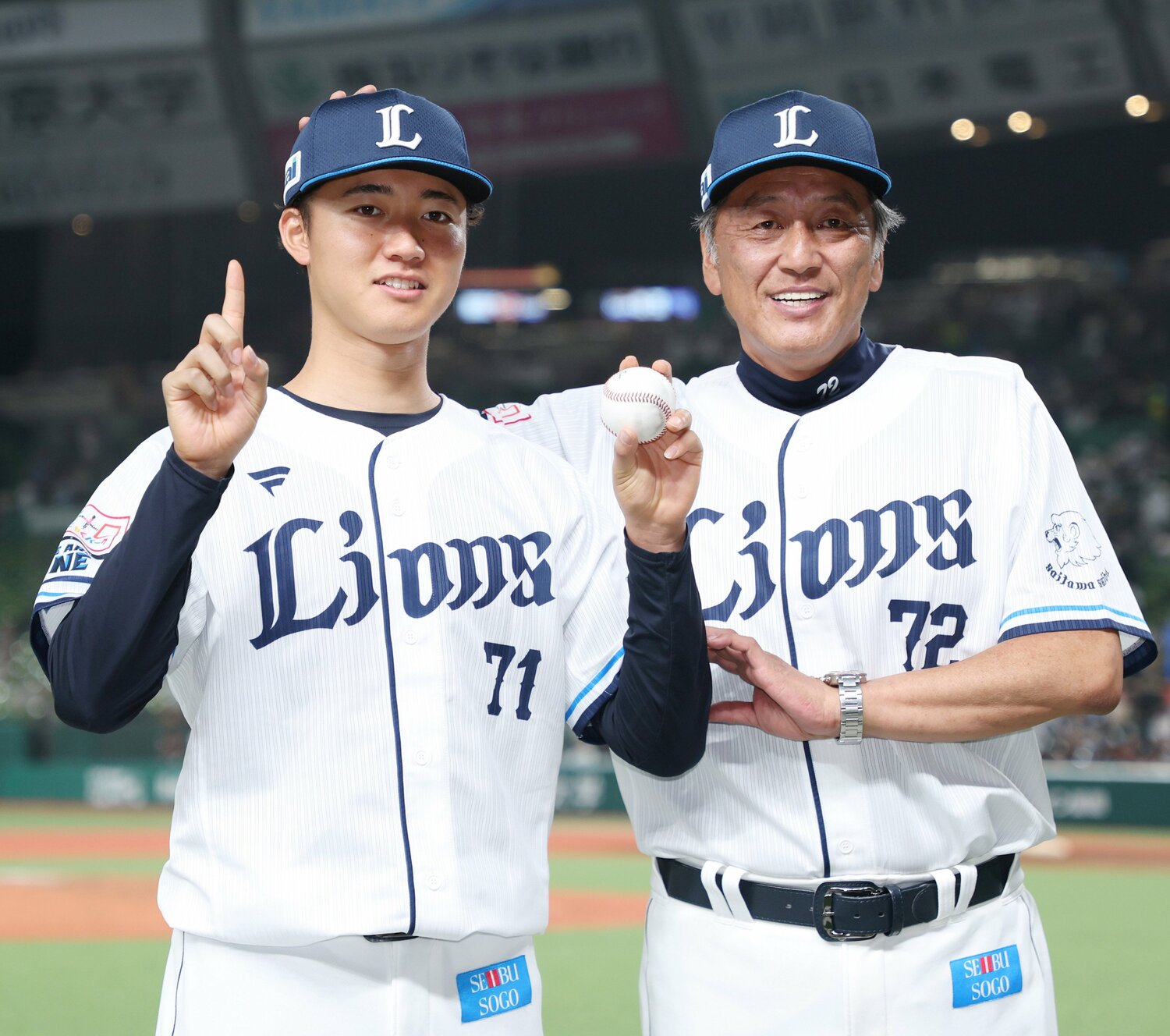 7月15日、初勝利を挙げた菅井信也と　©JIJI PRESS