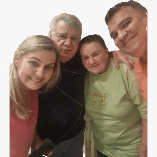 左から娘カチア、エドゥー、妻スエリー、息子ドゥドゥ　※本人提供