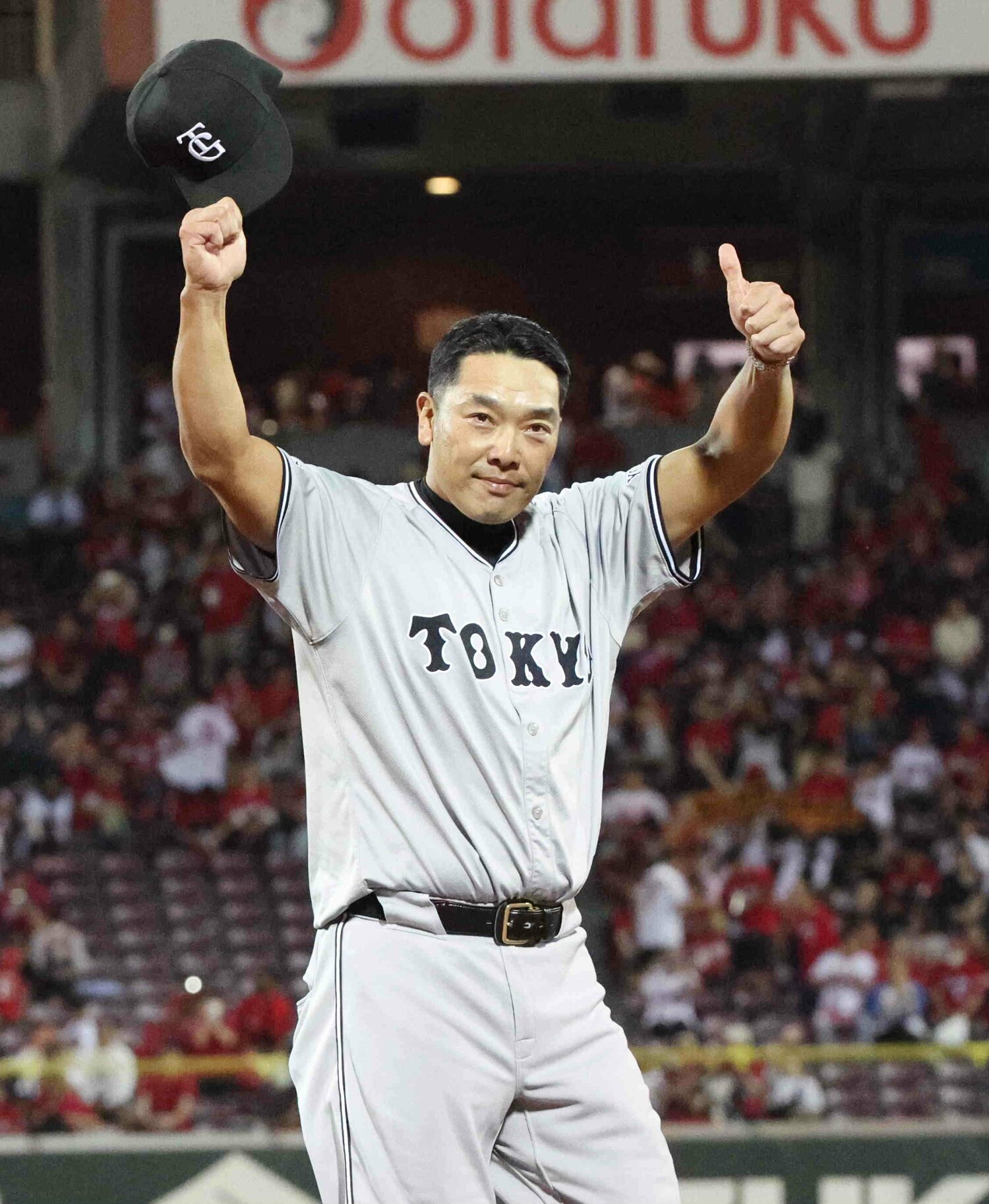 巨人4年ぶりのリーグ優勝を決めて観客の声援に応える阿部慎之助監督　©︎JIJI PRESS