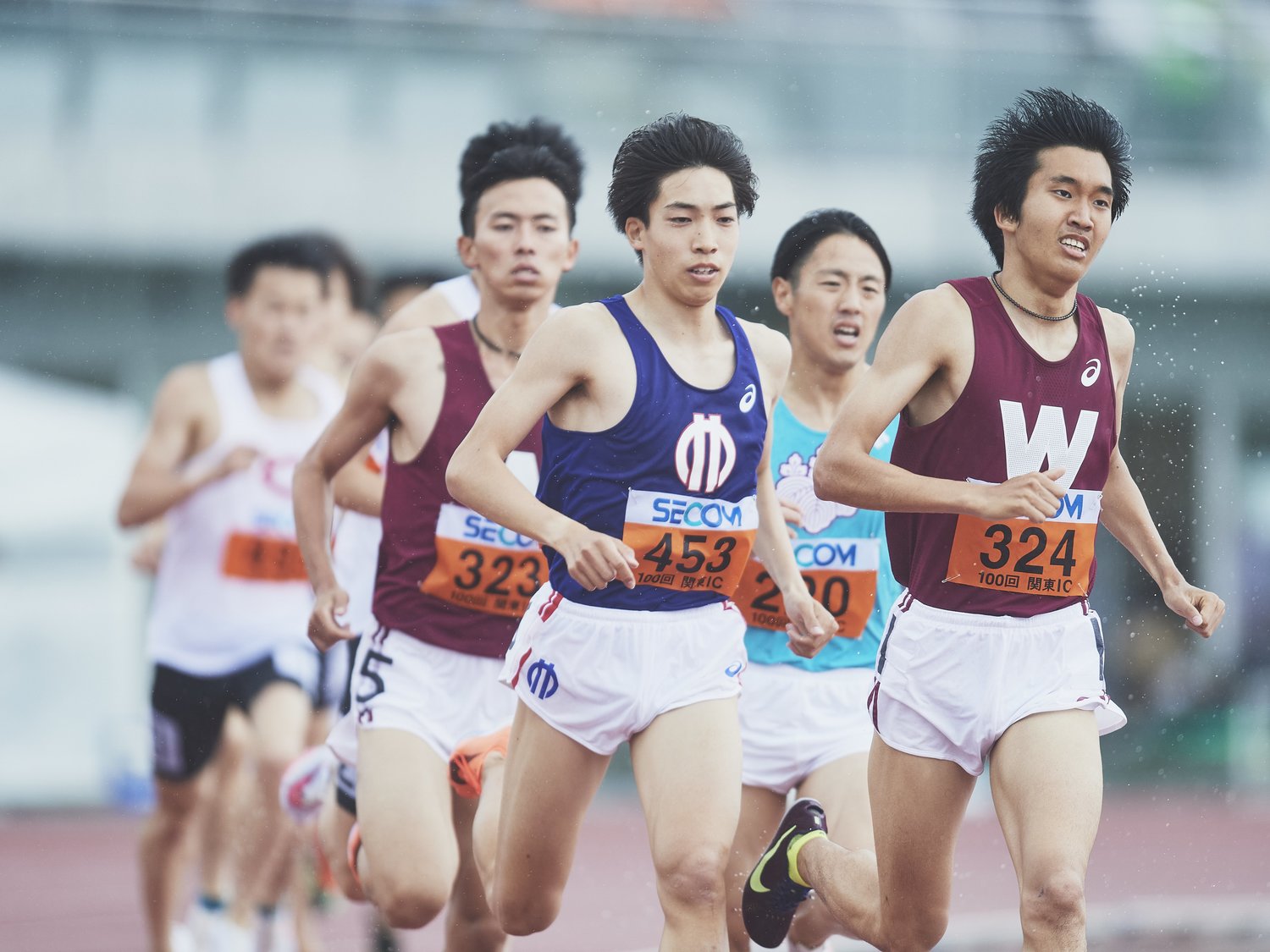 左から菖蒲敦司（早大2年・323番）、三浦龍司（順大2年・453番）、石塚陽士（早大1年・324番）　©Yuki Suenaga