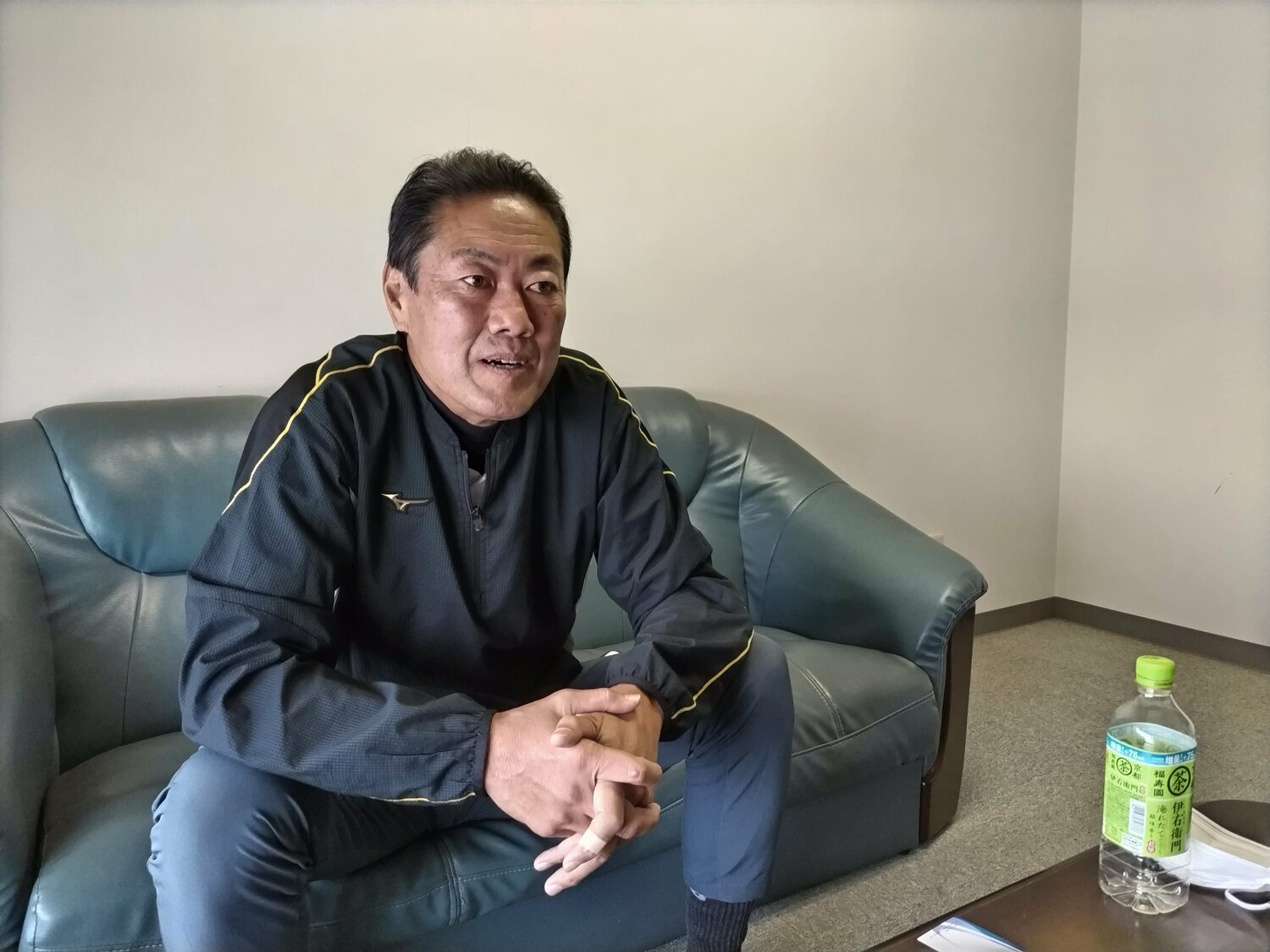 インタビューに答える高柳出己さん