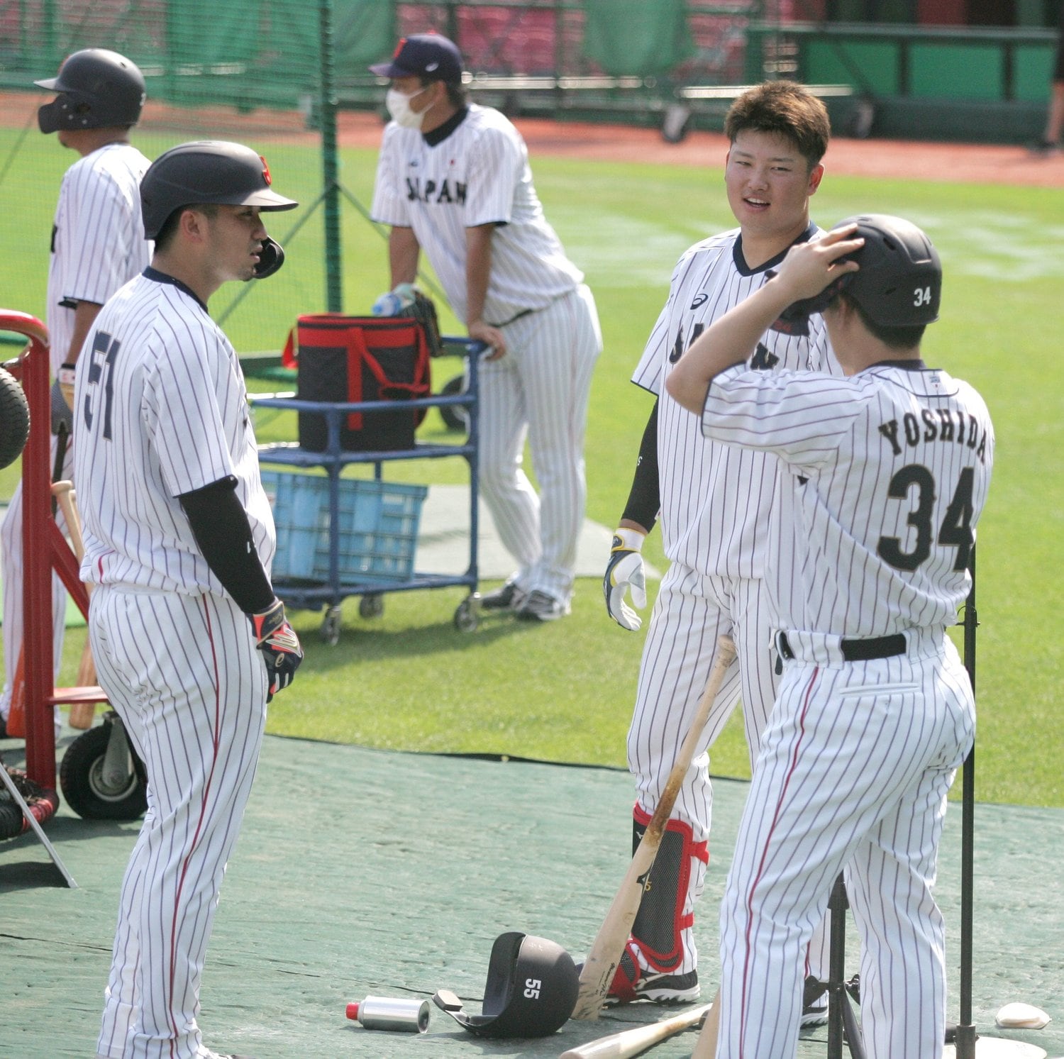 ティーバッティングの合間に言葉を交わす村上宗隆（中央）と鈴木誠也（左）、吉田正尚　　(C)JIJI PRESS