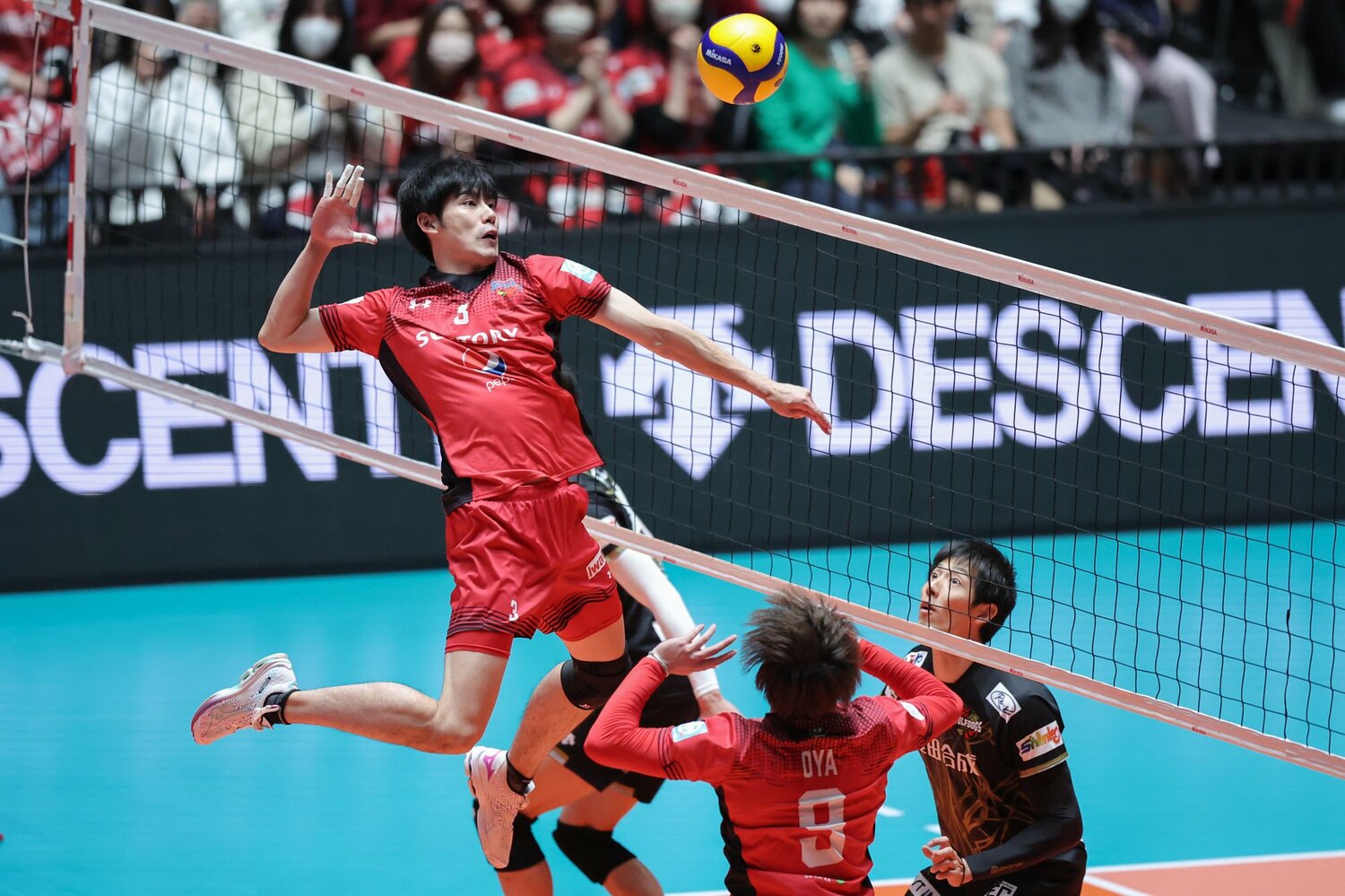 セッター大宅真樹（手前）のトスを受けてスパイクを放つ小野遥輝。サンバーズの軸として活躍してきた　©︎V.LEAGUE