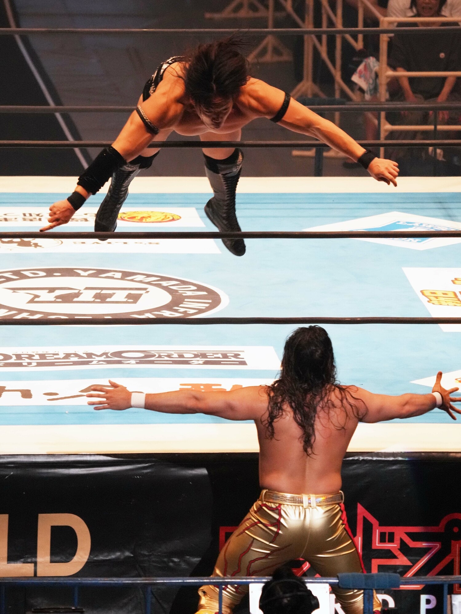 100キロ超の巨体でプランチャを放つ竹下幸之介 ©Essei Hara