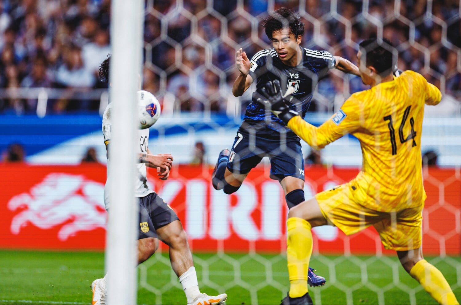 逆サイドの三笘がキッチリと仕留めた　©Kiichi Matsumoto