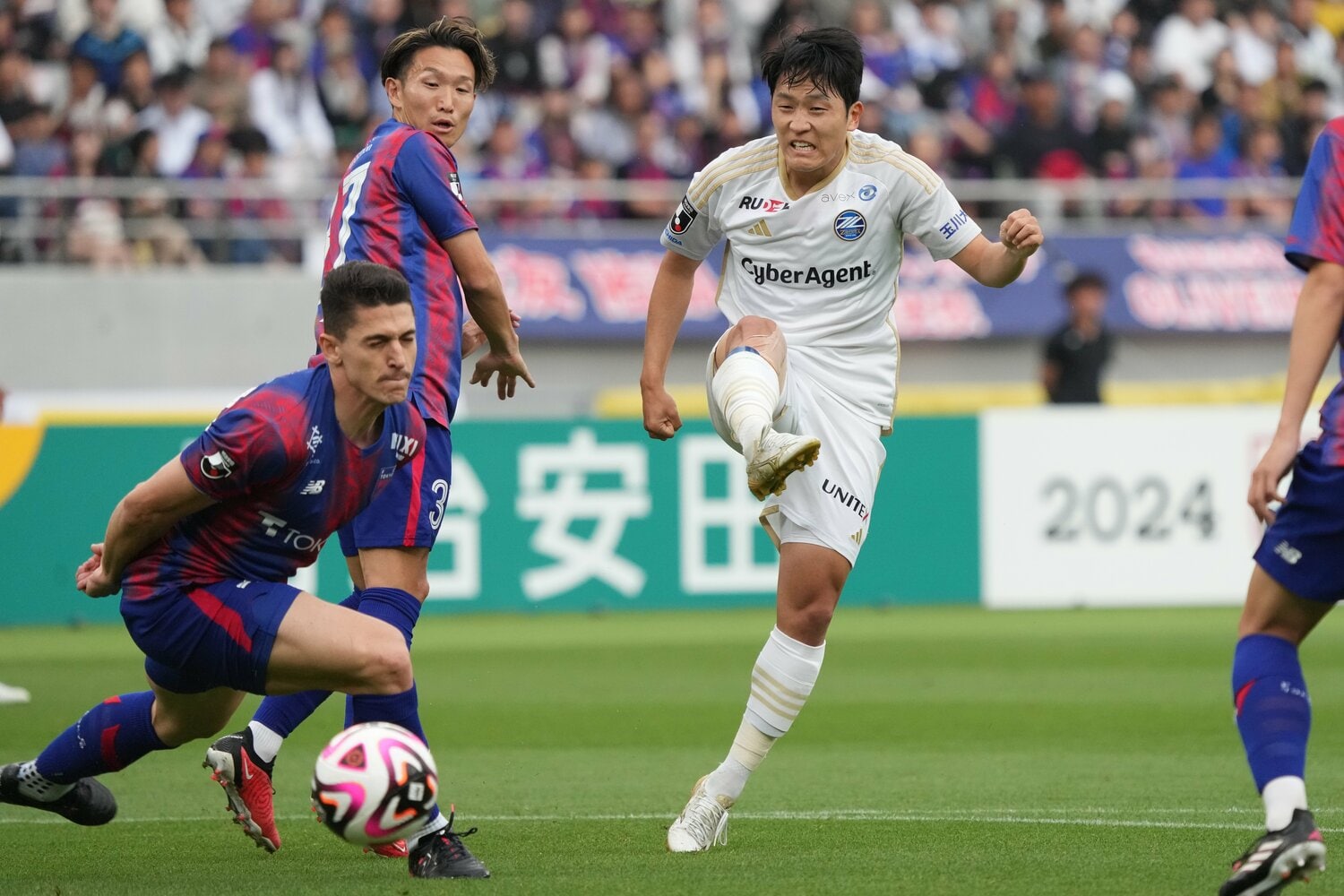 FC東京戦でシュートを放つナ・サンホ　©Hiroki Watanabe/Getty Images