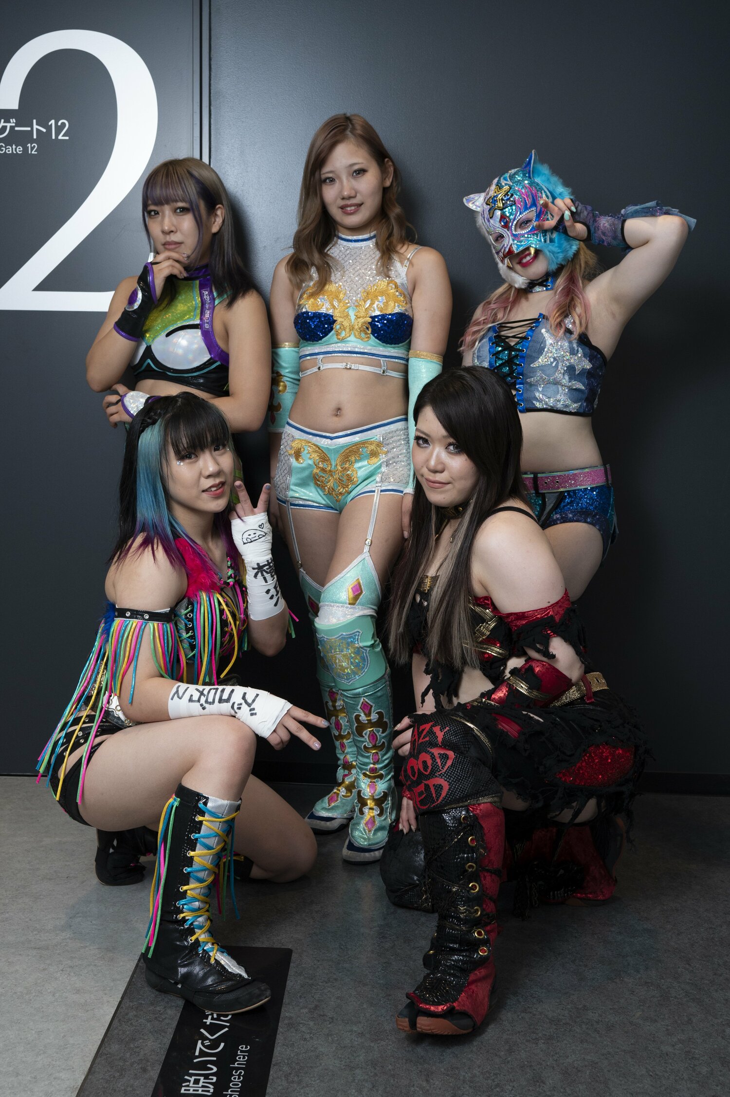 上段左からAZM、天咲光由、スターライト・キッド、星来芽依、鈴季すず