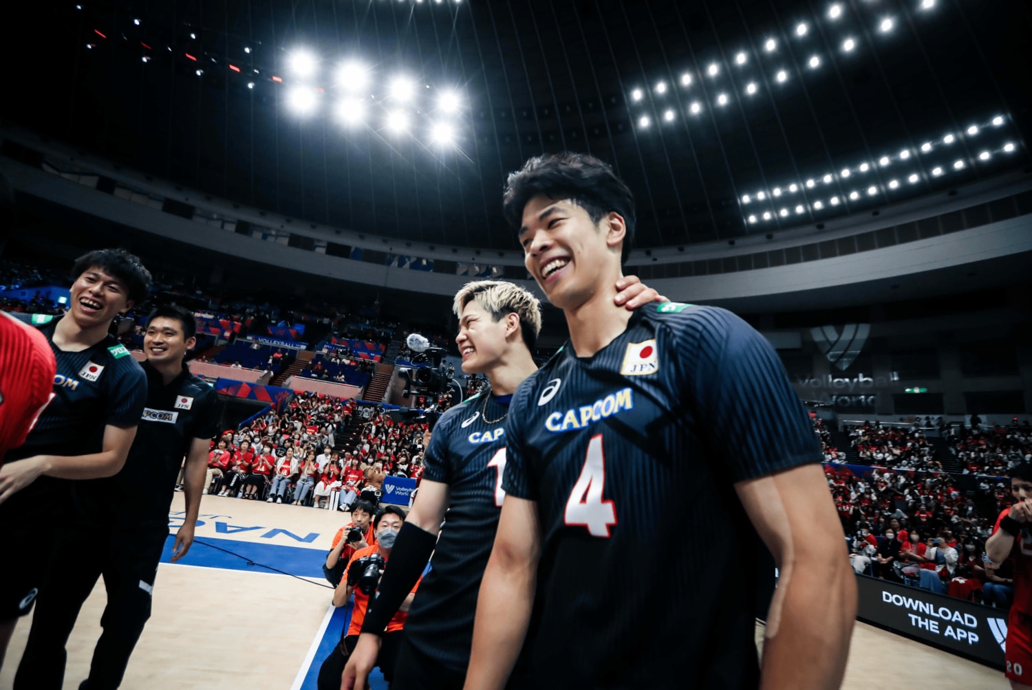 同じオポジットとして比べられることが多かった宮浦健人（右）と西田有志　©︎FIVB